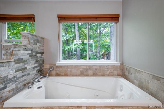 1250 Walloon Way, Lake Orion, MI 48360