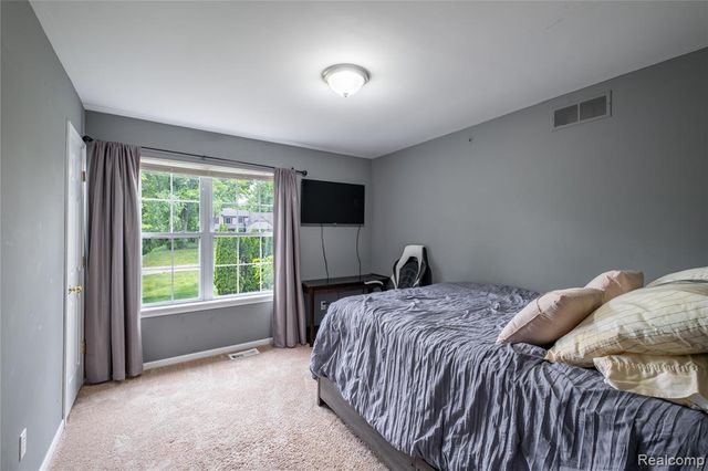 1250 Walloon Way, Lake Orion, MI 48360