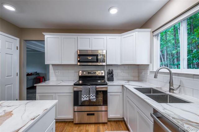 1250 Walloon Way, Lake Orion, MI 48360