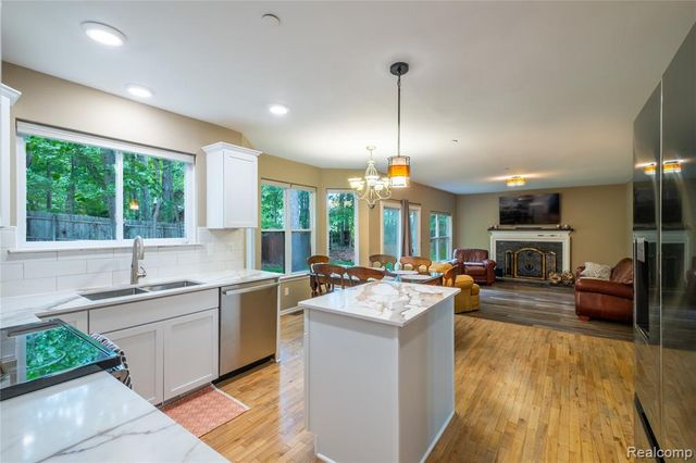 1250 Walloon Way, Lake Orion, MI 48360