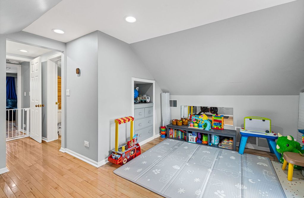 Image 13 of property listing at 1160 Hazel Avenue, Deerfield, IL 60015