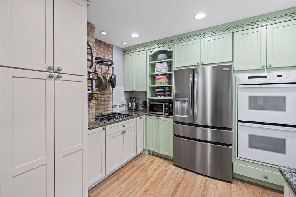 Image 6 of property listing at 1160 Hazel Avenue, Deerfield, IL 60015