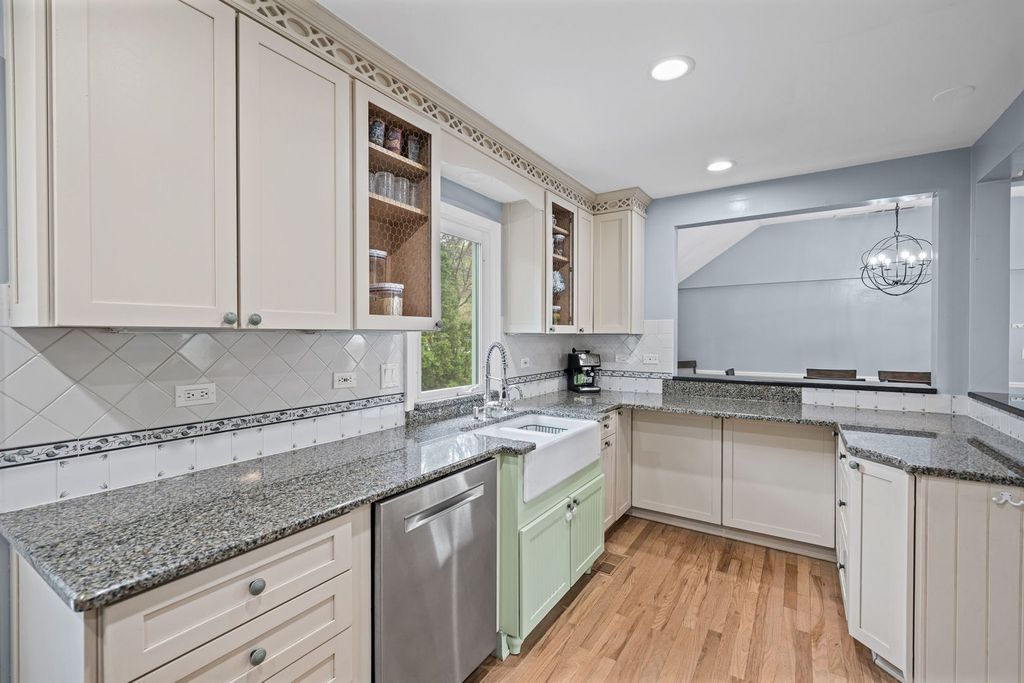 Image 7 of property listing at 1160 Hazel Avenue, Deerfield, IL 60015