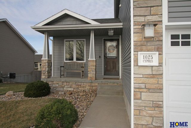 1025 Cyprus Boulevard, Hickman, NE 68372