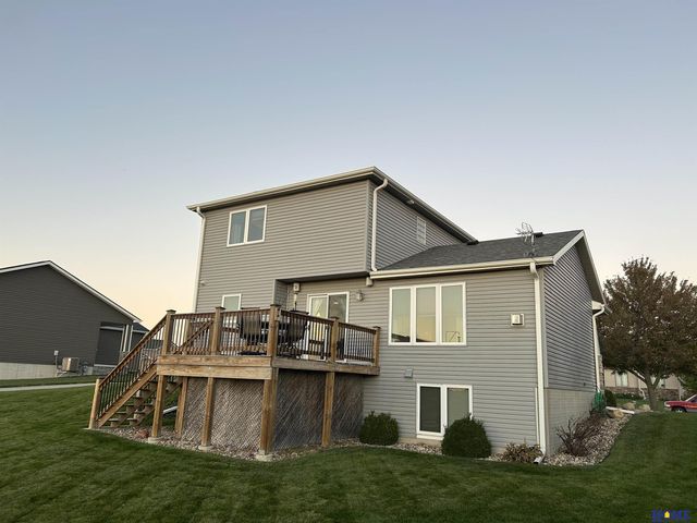 1025 Cyprus Boulevard, Hickman, NE 68372