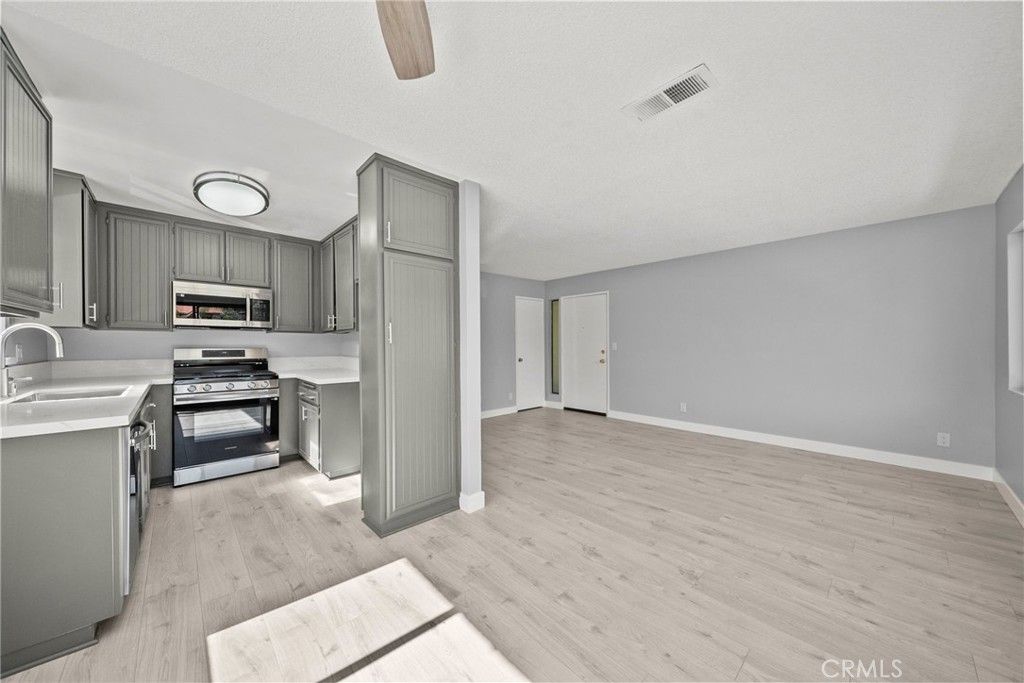 Image 6 of property listing at 27949 Tyler 355, Canyon Country, CA 91387