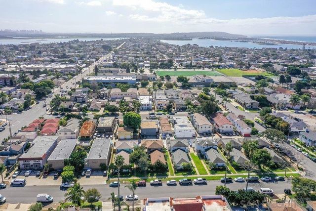 1533 39 Chalcedony St, San Diego, CA 92109