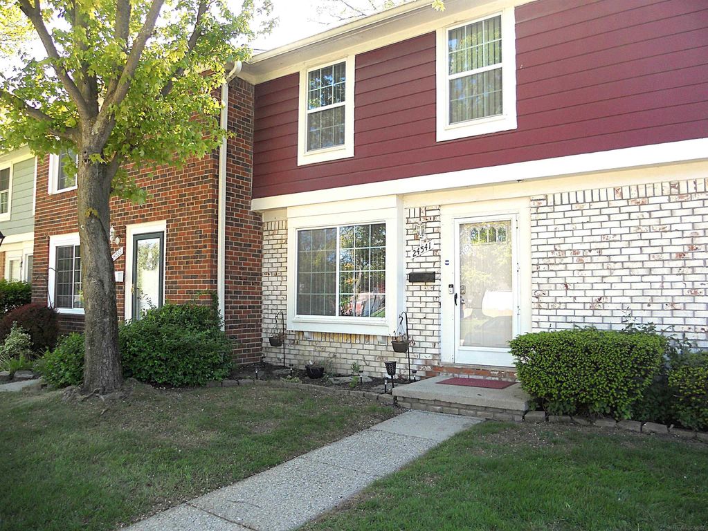 24541 Seaton Circuit E. Drive BLDG 2, UNIT 15., Warren, MI 48091
