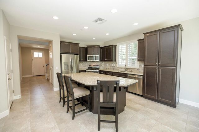 1483 Lily Ln, Turlock, CA 95382