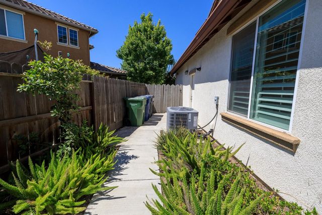 1483 Lily Ln, Turlock, CA 95382