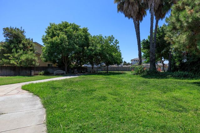 1483 Lily Ln, Turlock, CA 95382
