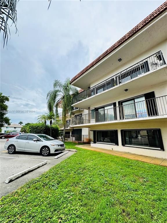 4730 SW 62nd Way 104, Davie, FL 33314