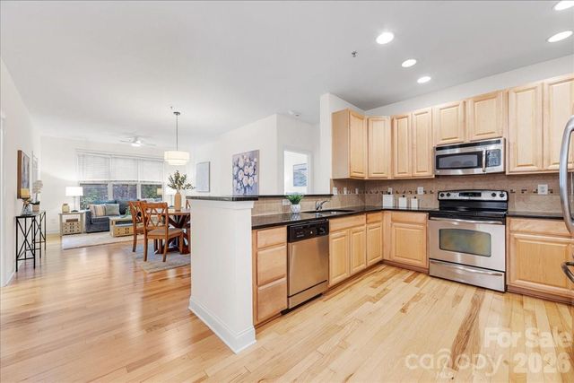 1000 E Woodlawn Road 118, Charlotte, NC 28209