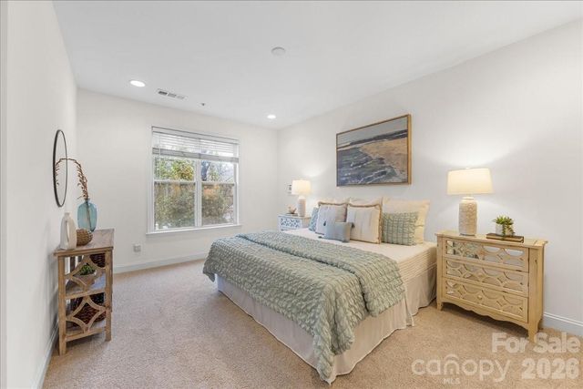 1000 E Woodlawn Road 118, Charlotte, NC 28209