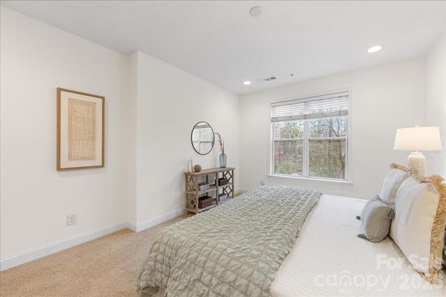 1000 E Woodlawn Road 118, Charlotte, NC 28209