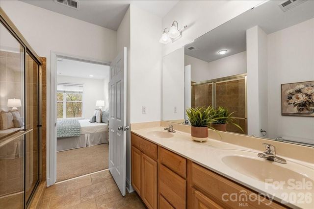 1000 E Woodlawn Road 118, Charlotte, NC 28209