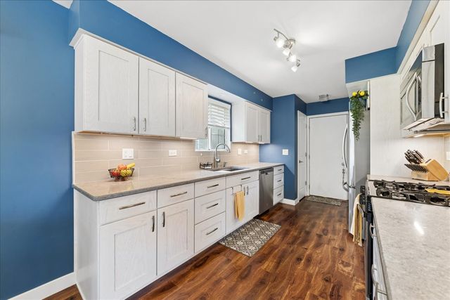 141 Village Creek Drive 141, Lake In The Hills, IL 60156