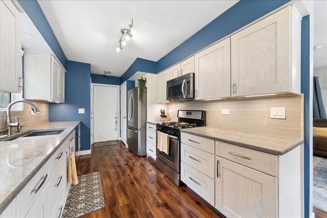 141 Village Creek Drive 141, Lake In The Hills, IL 60156