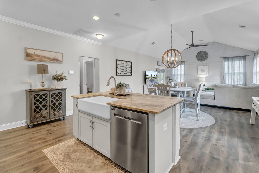 Image 11 of property listing at 411 Whispering Breeze Lane, Summerville, SC 29486