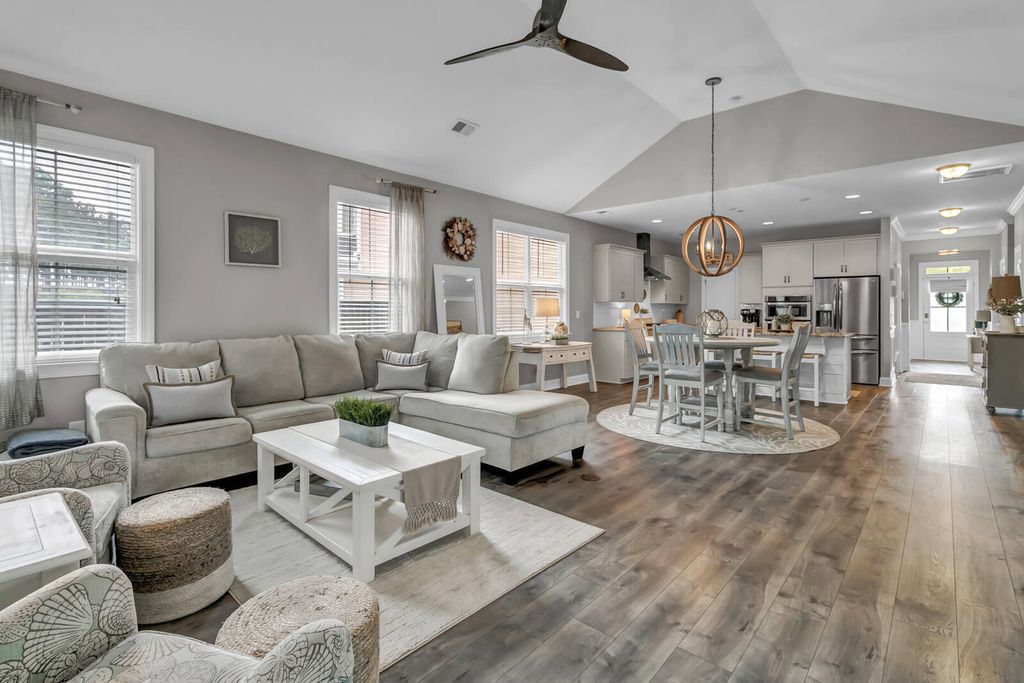 Image 8 of property listing at 411 Whispering Breeze Lane, Summerville, SC 29486