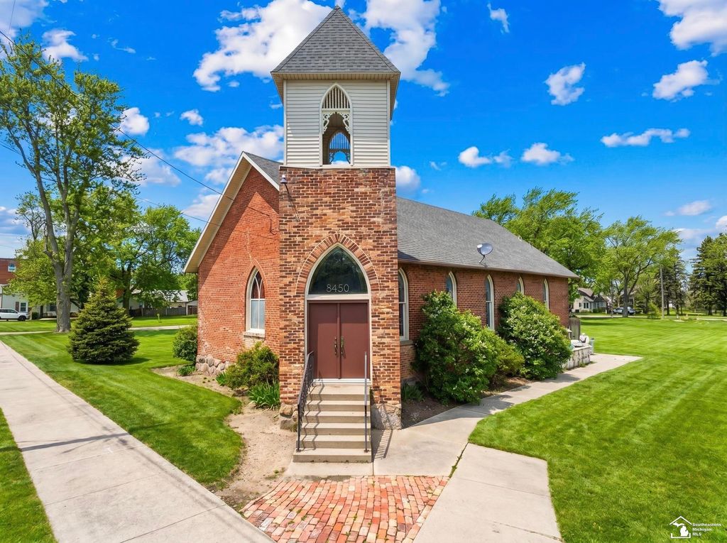 8450 Brown Street, Ottawa Lake, MI 49267