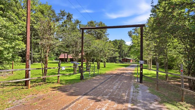 12501 N CR 240, Henderson, TX 75652