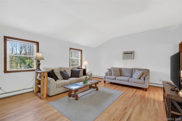 33 Farview Road, Hopewell Junction, NY 12533