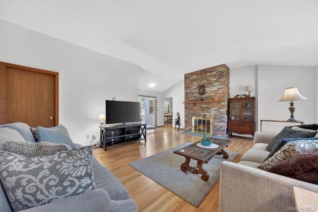 33 Farview Road, Hopewell Junction, NY 12533