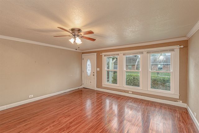 407 W 4th Street, Kaufman, TX 75142