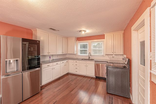 407 W 4th Street, Kaufman, TX 75142