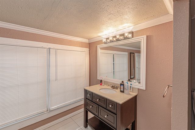 407 W 4th Street, Kaufman, TX 75142