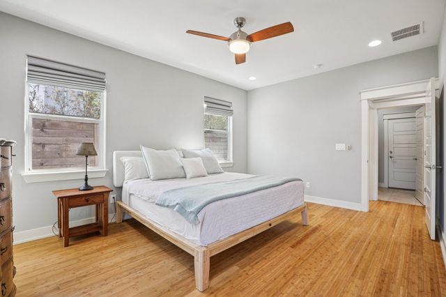 1910 E 10th ST, Austin, TX 78702