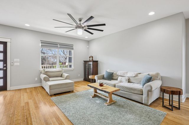 1910 E 10th ST, Austin, TX 78702