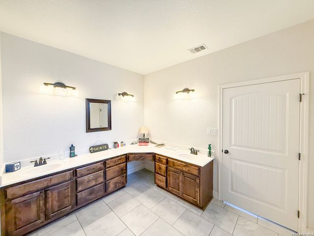 101 8th St, Natalia, TX 78059