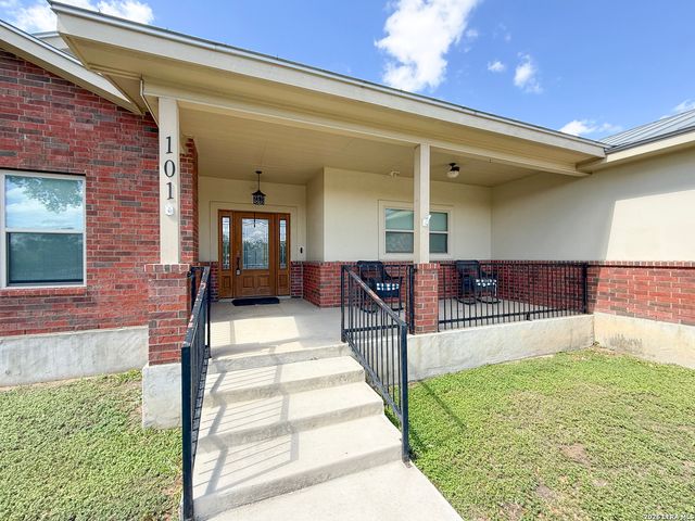 101 8th St, Natalia, TX 78059
