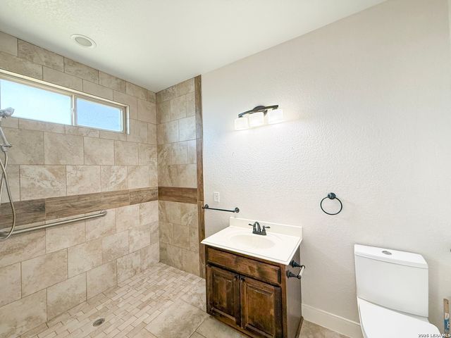 101 8th St, Natalia, TX 78059