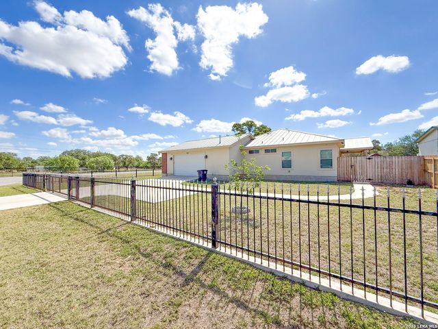 101 8th St, Natalia, TX 78059