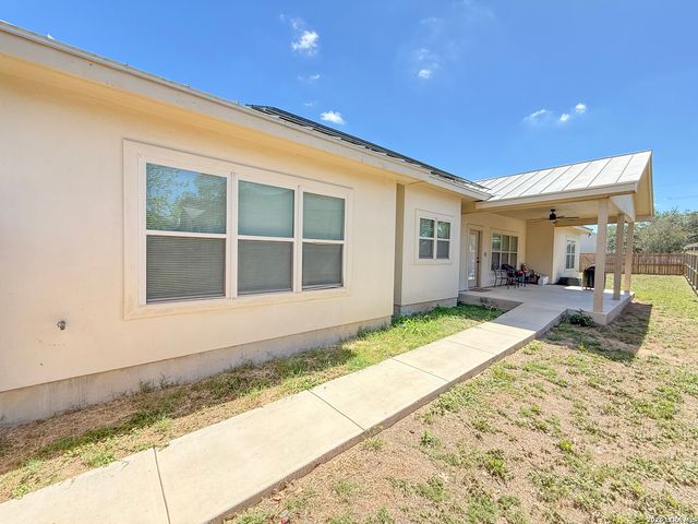 101 8th St, Natalia, TX 78059