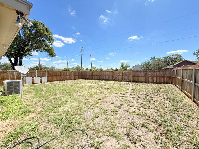101 8th St, Natalia, TX 78059
