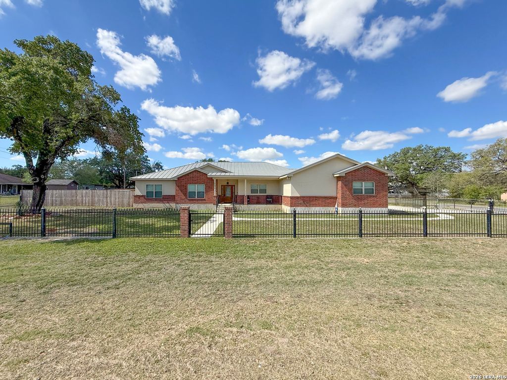 101 8th St, Natalia, TX 78059