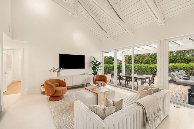 4877 Pineview Circle, Delray Beach, FL 33445
