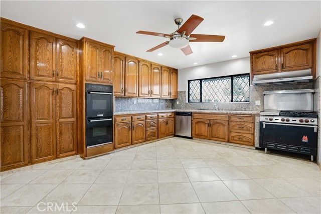 10835 Petit Avenue, Granada Hills (los Angeles), CA 91344