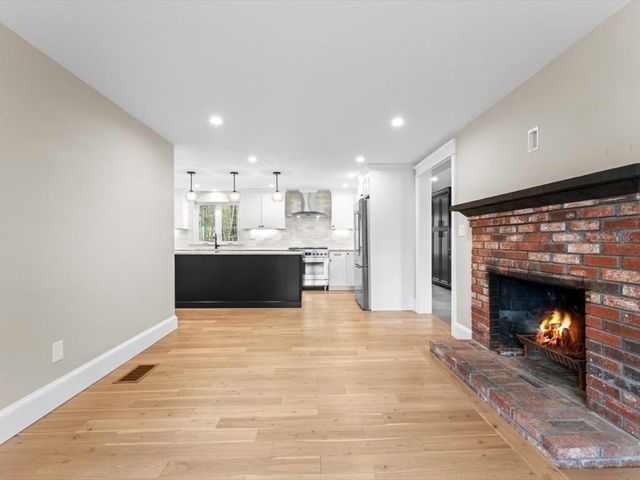 4 Hazeltine Rd, Upton, MA 01568