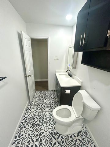 409 S Holiday Drive, Grand Prairie, TX 75052