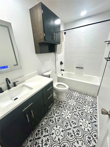 409 S Holiday Drive, Grand Prairie, TX 75052