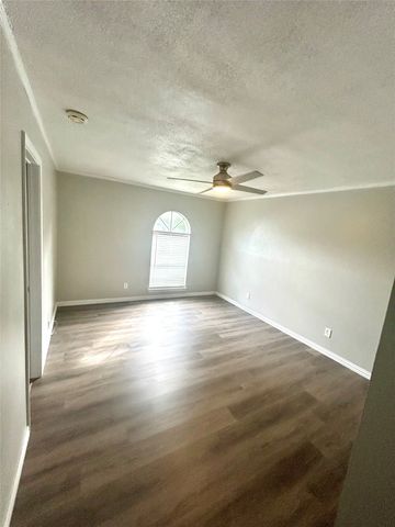 409 S Holiday Drive, Grand Prairie, TX 75052