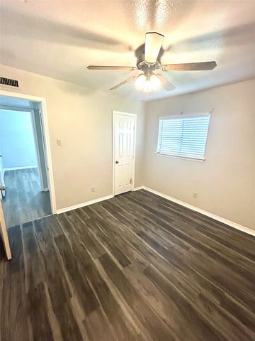 409 S Holiday Drive, Grand Prairie, TX 75052