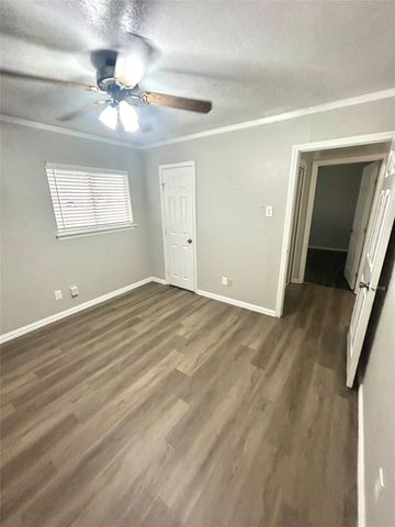 409 S Holiday Drive, Grand Prairie, TX 75052