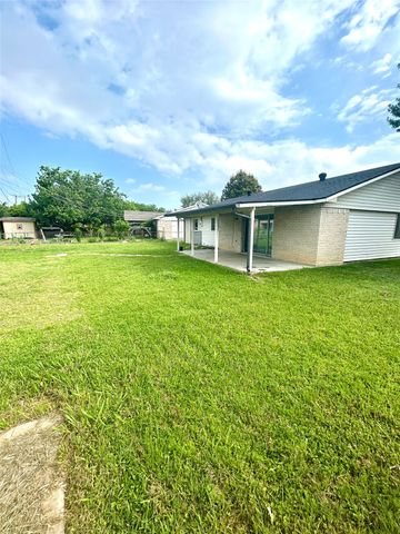 409 S Holiday Drive, Grand Prairie, TX 75052