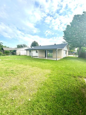 409 S Holiday Drive, Grand Prairie, TX 75052